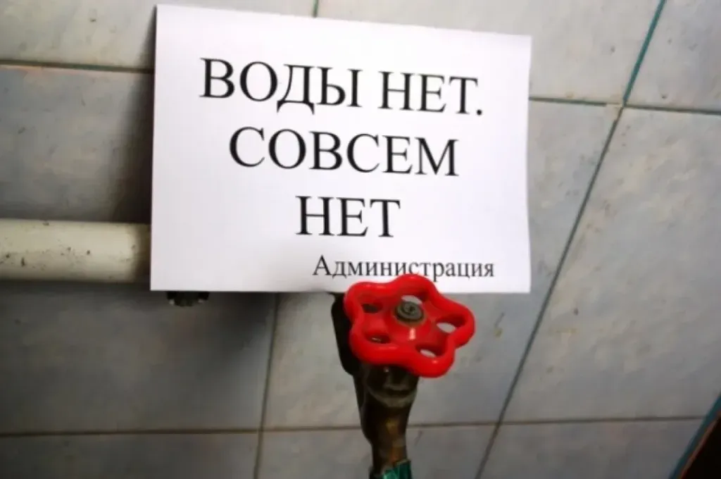 В Барнауле прорвало метровую трубу, без тепла остались 18 домов